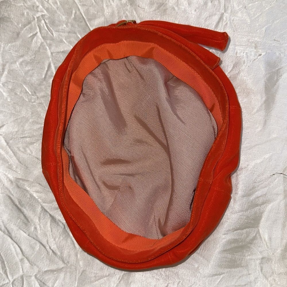 Vintage 60s Tomato Red Velvet‎ Beret with Gold Buckle Detailing - Picture 6 of 7